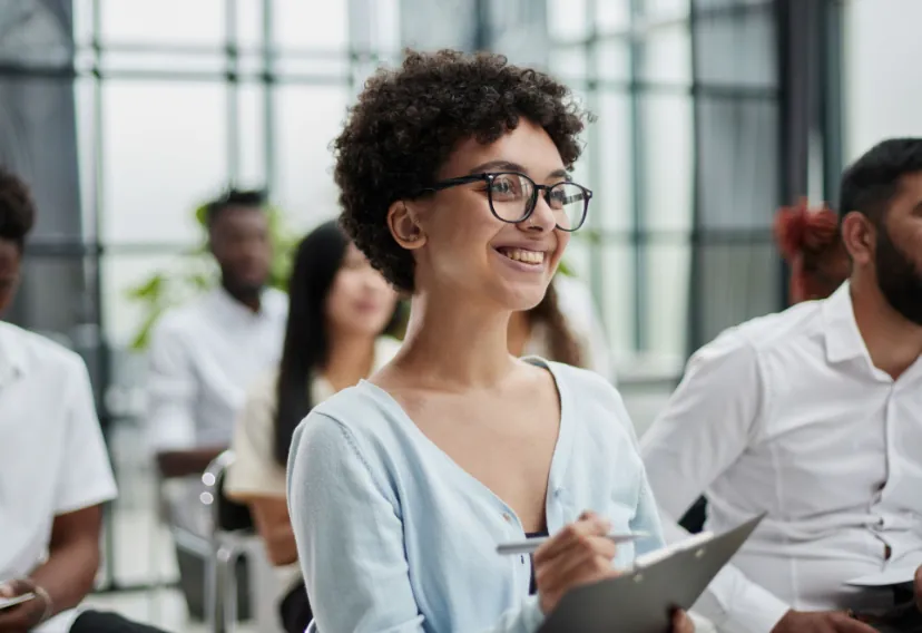 Colaboradores da empresa em formação presencial com o benefício Unico Skill